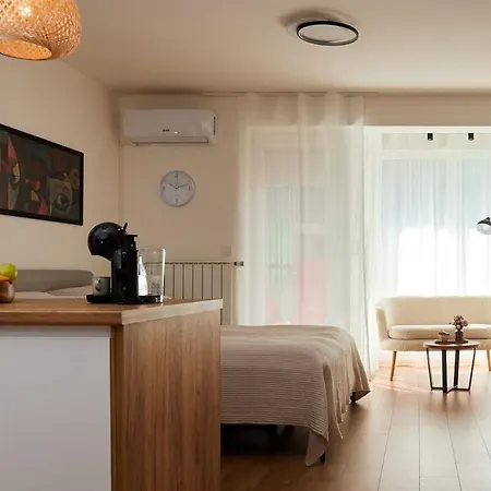 Lovely And Cozy Lena شقة زينيتشا